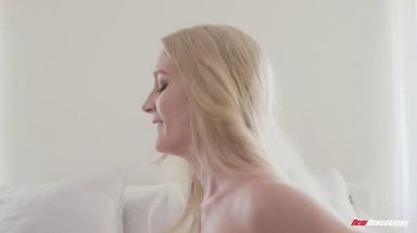 Бородатый мужичок по самые яйца насаживает вагину худой на свой фаллос