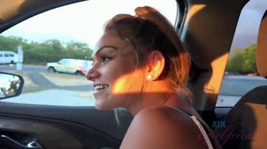 Бойфренд активно стимулирует пальцами клитор своей горячей девушки