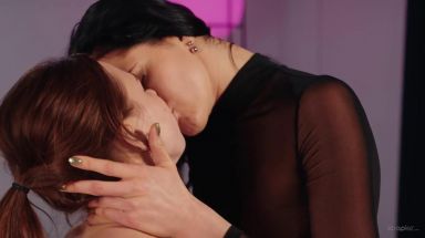 Брюнетка сделала массаж и трахнула подругу страпоном