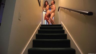 Бородатый мужичок после минета грубо отымел дырочку сексуальной красавицы